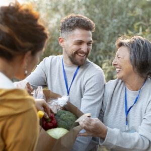 cerrar-personas-donaciones-alimentos